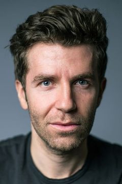 Luca Fiorilli interpreta Casino Waiter