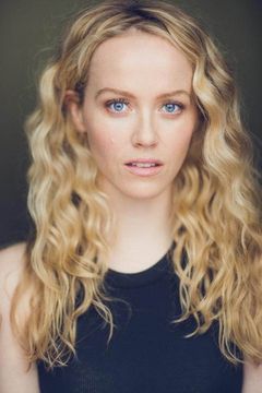 Molly McCluskey interpreta Abby