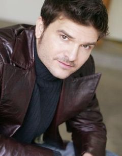 Dayton Knoll interpreta VH1 Storyteller Audience Member