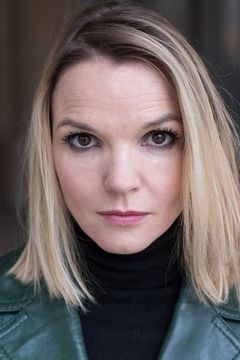 Jane Resmond interpreta Stewardess