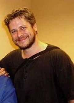 Dan Green interpreta Brandon