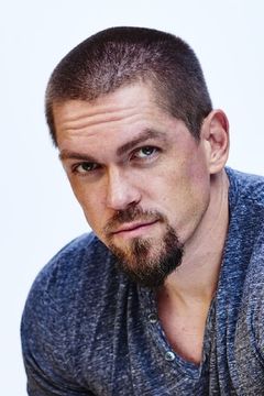 Steve Howey interpreta Kevin Ball