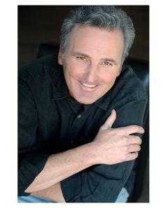 Dihlon McManne interpreta Reporter at Westin