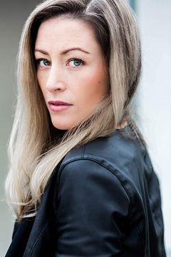 Kate Isaac interpreta Hallie