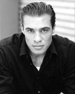 Chris Torres interpreta Henchman (uncredited)
