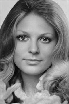 Galina Mikeladze interpreta Telegraph Operator (uncredited)