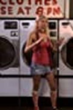 Danie Coleman interpreta Hot Tub Woman