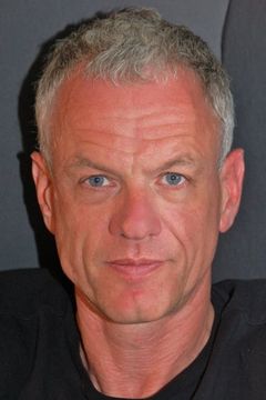 Alastair Duncan interpreta Greger