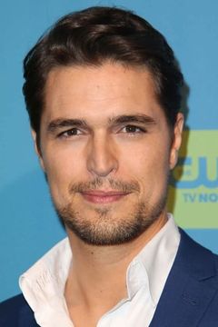 Diogo Morgado interpreta Derek Sterling