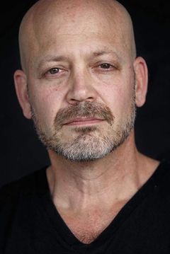 John Rosenfeld interpreta Business Man