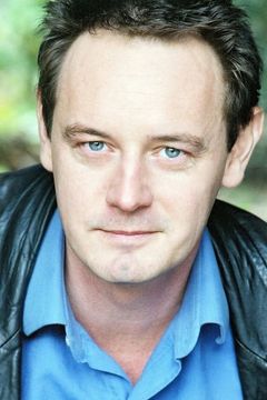 Steven Elder interpreta Derek McCabe