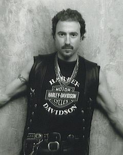 Eric Anzalone interpreta Village People Biker (uncredited)