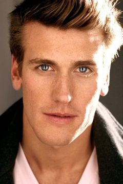 Bradley Rose interpreta Christopher Brooks