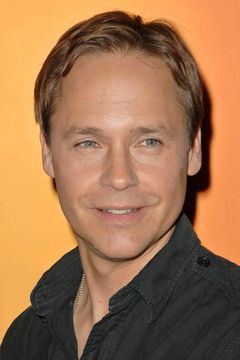 Chad Lowe interpreta Clyde Bennett