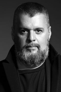 Louis Champagne interpreta Concierge