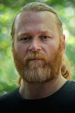 Julian Seager interpreta Stefan's General (uncredited)