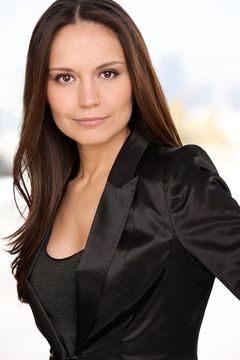 Arlene Santana interpreta Field Reporter (uncredited)