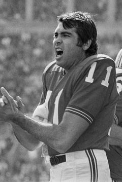 Joe Kapp interpreta Charlie Tyler