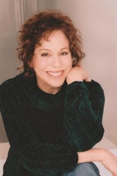 Louise Sorel interpreta Augusta Lockridge