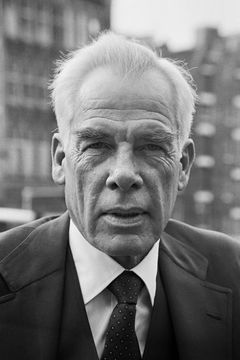 Lee Marvin interpreta Colonel Nick Alexander