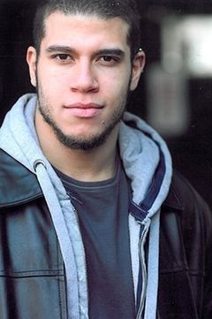 Alex Hernandez interpreta Owen
