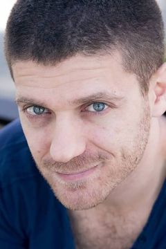 Sergey Bukhman interpreta Alex Feldman
