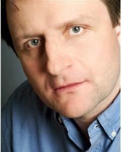 Dominic Geraghty interpreta Dominic