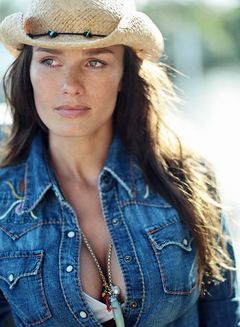 Larissa Bond interpreta Alena