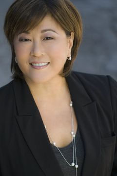 Julie Inouye interpreta Reporter