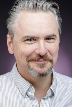 Matthew Barr interpreta Museum Bookshop Patron