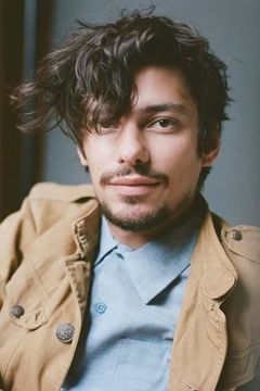 Devon Bostick interpreta Older Boy