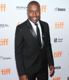 Warren Belle interpreta Tunde