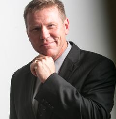Grant Bradley interpreta Deputy #2