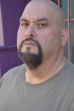 Stephen Eiland interpreta Bar Patron