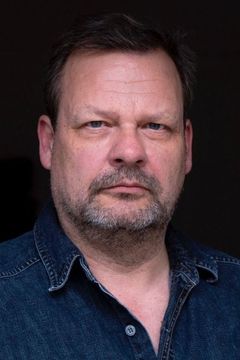Ulrich Bähnk interpreta Polizist Ole