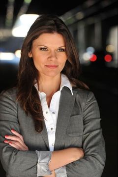 Danielle Vasinova interpreta Denise Knox