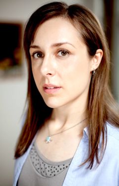 Stefanie Austin interpreta Paramedic #1