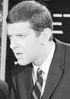 Jerry Fogel interpreta Lt. Commander William Outerbridge