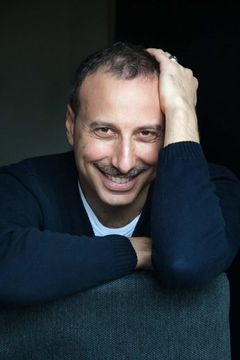 Marco Simeoli interpreta Police officer