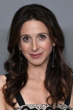 Marin Hinkle interpreta Kathy