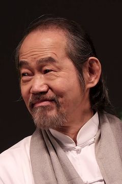 Yuen Wah interpreta Lo Chen's second (uncredited)
