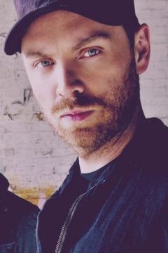 Jon Buckland interpreta himself