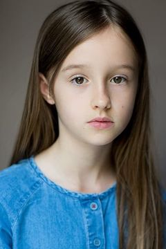 Maya Kelly interpreta Aileen Getty (Age 6)