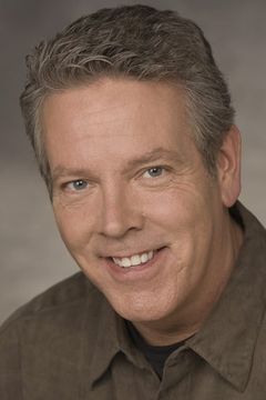Mike Kraft interpreta FBI Director Roger Bell
