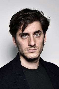 Luca Marinelli interpreta Valerio