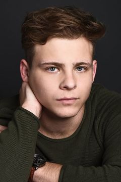 Jonathan Lipnicki interpreta George Little