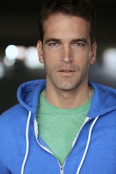 Michael Sheets interpreta Lead Officer