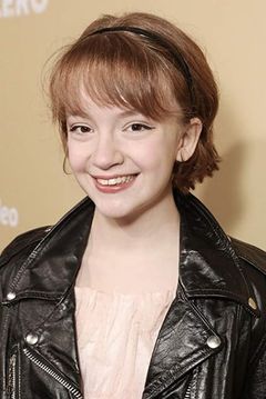 Bella Higginbotham interpreta Nadine