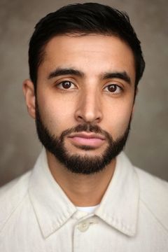 Michael Karim interpreta Dr. Khan