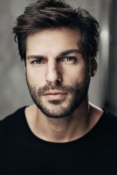 Serkan Çayoğlu interpreta Ayaz Dinçer
